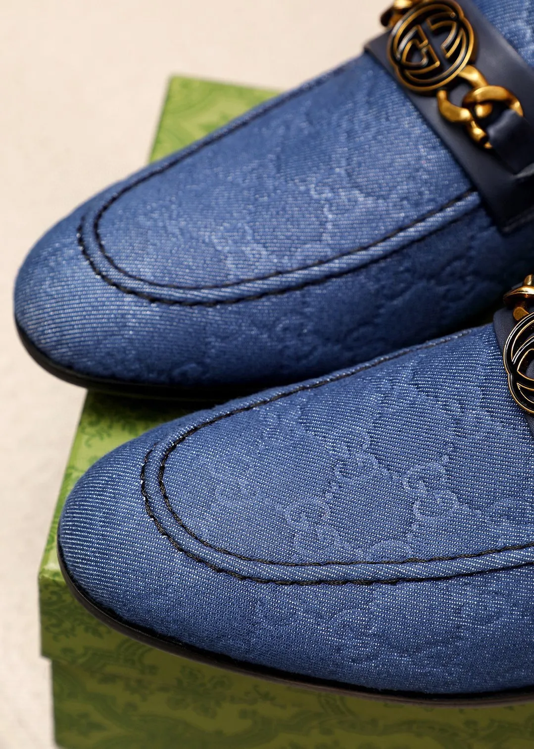 Men's shoes 💰462 💐 Product trademark: GUCCI "Gucci" casual leather shoes Regular size: 38-44 (45.46.47🉑️Customized) Product materials: Selected imported first-layer fabric upper + luxury hardware buckle, imported cowhide leather lining. Strong three-dimensional visual effect, original outsole Color: 3⃣️colors available
